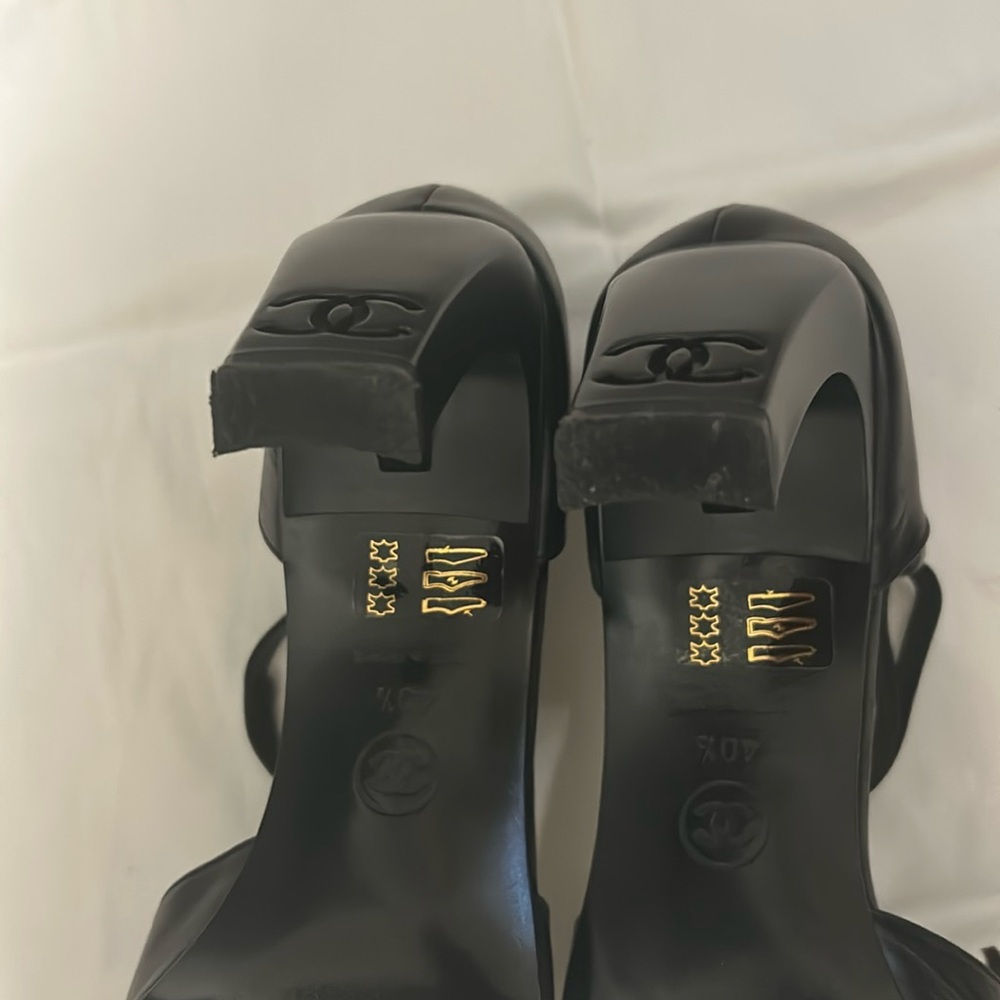 CHANEL Elegant Black Heels with Strap - Picture 13 of 17